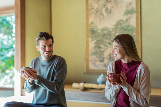 茶道を体験する外国人の男女