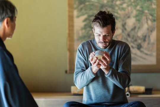 茶道を体験する外国人の男性
