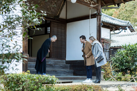 寺院に訪れる外国人の男女