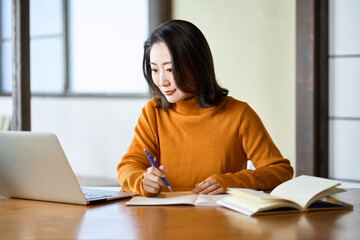 資格の勉強をするアジア人女性