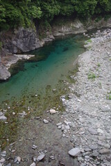 日本の高知県にある川は澄みきったブルー
