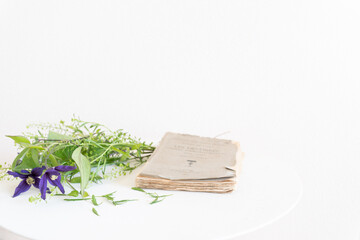 花と本のインテリア