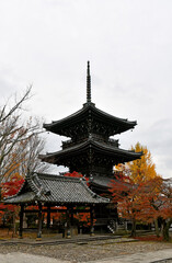 京都 真如堂の三重塔と紅葉