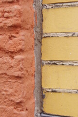 オレンジと黄色の壁