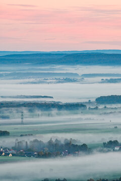 Panorama-Ausblick vom Aussichtsturm auf der Berggipfel Zabelstein bei Hundelshausen im Steigerwald, Blick &uuml;ber das Maintal nach Schweinfurt und Gerolzhofen bei Sonnenaufgang und Nebelschwaden