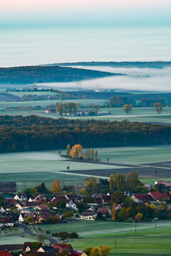 Panorama-Ausblick vom Aussichtsturm auf der Berggipfel Zabelstein bei Hundelshausen im Steigerwald, Blick &uuml;ber das Maintal nach Schweinfurt und Gerolzhofen bei Sonnenaufgang und Nebelschwaden
