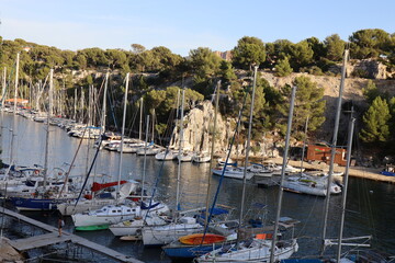 Fototapeta na wymiar Les calanques de Port-Miou le long de la mer méditerranée, ville de Cassis, département des Bouches du Rhône, France
