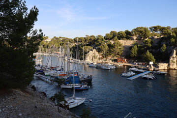 Les calanques de Port-Miou le long de la mer méditerranée, ville de Cassis, département des...