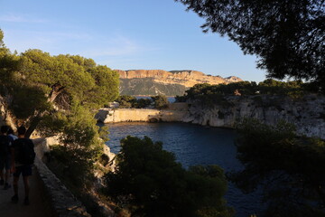 Fototapeta premium Les calanques de Port-Miou le long de la mer méditerranée, ville de Cassis, département des Bouches du Rhône, France
