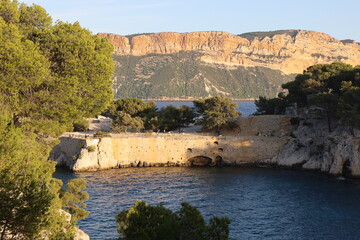 Les calanques de Port-Miou le long de la mer méditerranée, ville de Cassis, département des...