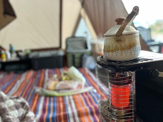 テント内で火をつけたストーブ