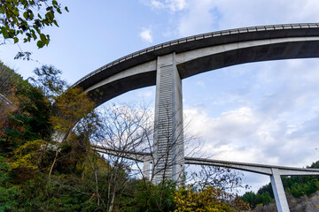 下から見上げる雷電廿六木（とどろき）橋／日本埼玉県秩父市【秩父多摩甲斐国立公園】