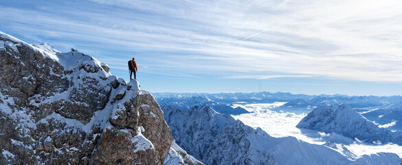 Wanderer Bergsteiger auf einem Gipfel im Schnee