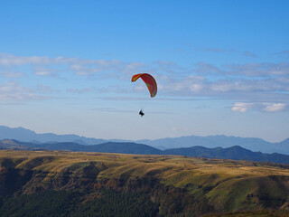 阿蘇のカルデラを飛行するパラグライダー