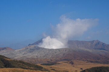噴煙を立ち上げる阿蘇山の火口