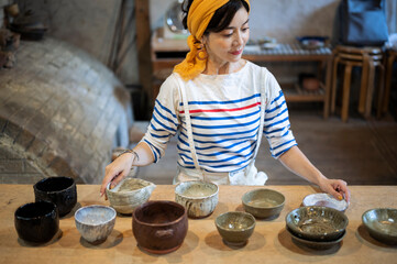 商品の検品をする陶芸家