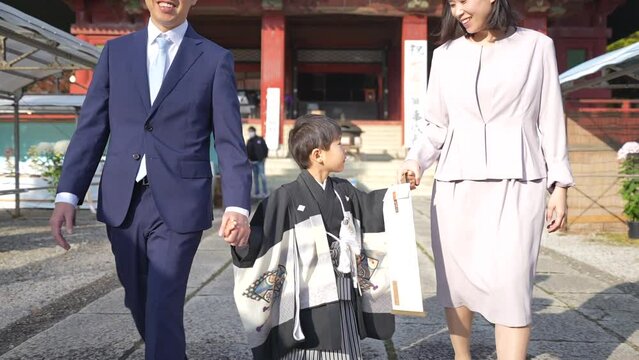 袴を着て家族で七五三のお参り