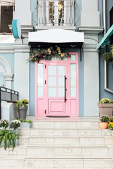 Fototapeta na wymiar View on entrance of building with pink door