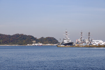 Fototapeta premium 横須賀、ヴェルニー公園から見た湾内と吾妻島方面の風景