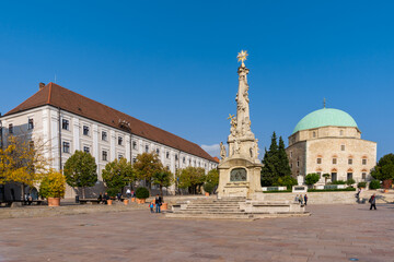 Fototapeta na wymiar view of the Szechenyi Square in downtown Pécs with the Holy Trinity Statue and the Pasha Qasim Mosque