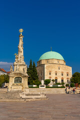 Obraz premium view of the mosque of Pasha Qasim the Victorious on the Szechenyi Square in downtown Pécs