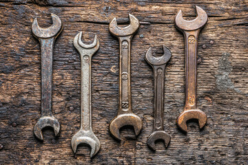 Alte Schraubenschlüssel auf alter öliger Werkbank