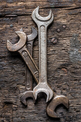 Alte Schraubenschl&uuml;ssel auf alter &ouml;liger Werkbank