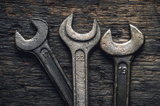 Alte Schraubenschlüssel auf alter öliger Werkbank
