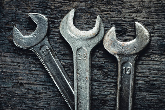 Alte Schraubenschlüssel auf alter öliger Werkbank