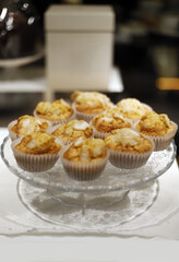 magdalenas recién hechas en bandeja de cristal expuestas en obrador artesanal