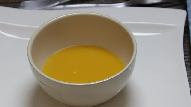 soupe vers&eacute;e dans un bol en gros plan