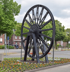 Altes Förderra in einem Blumenbeet als Denkmal