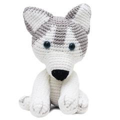 Husky siberiano de pelúcia sentado, feito na técnica de crochê amigurumi visto de frente.