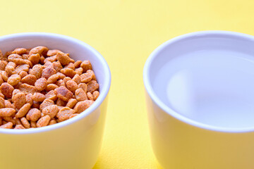 黄色背景の上のペットフード