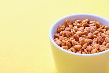 黄色背景の上のペットフード