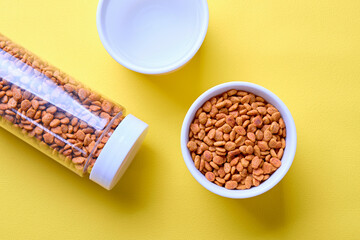 黄色背景の上のペットフード