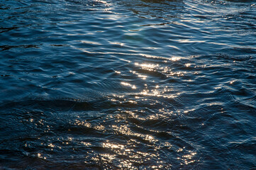 Agua del mar con reflejos del sol