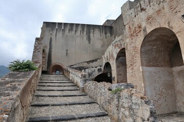 Fototapeta na wymiar Scilla - Rampa verso il terrazzao di Castello Ruffo