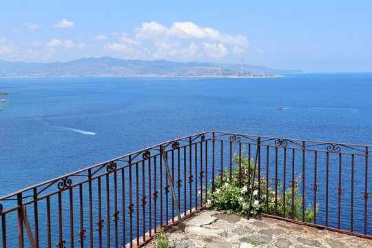 Scilla - Panorama verso Messina dalla terrazza di Castello Ruffo