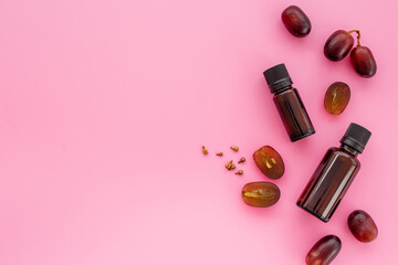 Obraz na płótnie Canvas Skin care organic cosmetic - grape seed oil with grapes berries