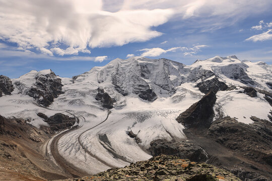 Majest&auml;tische Bergwelt im Klimawandel; Bernina-Gruppe im Sp&auml;tsommer 2022, Blick auf den Persgletscher mit Piz Cambrena, Piz Pal&uuml; und Piz Bellavista dahinter