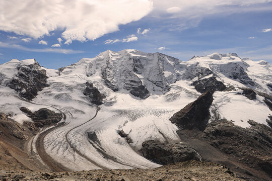 Imposante Alpenlandschaft im Klimawandel; Persgletscher mit Piz Cambrena, Piz Pal&uuml; und Piz Bellavista im Sp&auml;tsommer 2022