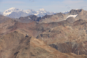 Hochalpine Landschaft im Klimawandel; Blick vom Munt Pers nach Osten &uuml;ber die Livigno-Alpen auf Ortler (3905m) und K&ouml;nigspitze (3851m) im Sp&auml;tsommer 2022 