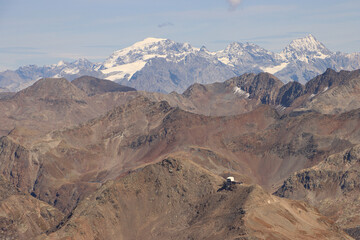Hochalpine Landschaft im Klimawandel; Blick vom Munt Pers über die schneefreien Livigno-Alpen auf Ortler (3905m) und Königspitze (3851m) im Spätsommer 2022
