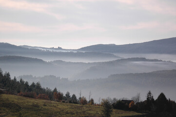 vallé dans le brouillard 