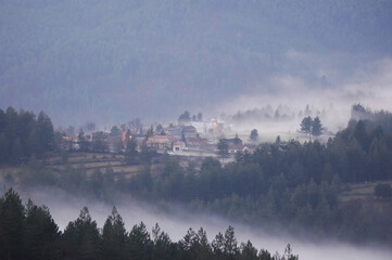 petit village dans le brouillard 