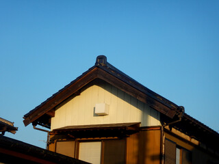 住宅の屋根　切妻の瓦屋根
