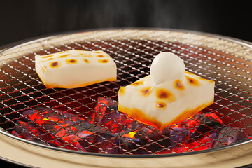 七輪の網の上で膨らんだ切り餅 / お正月・年賀状・新春のグラフィックイメージ / 3Dレンダリング