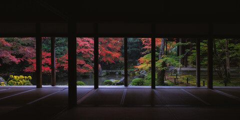 Fototapeta na wymiar 紅に染まる蓮華寺の池泉式庭園