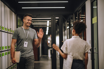 High-spirited male office worker greeting his colleague on the go © Oleksandr